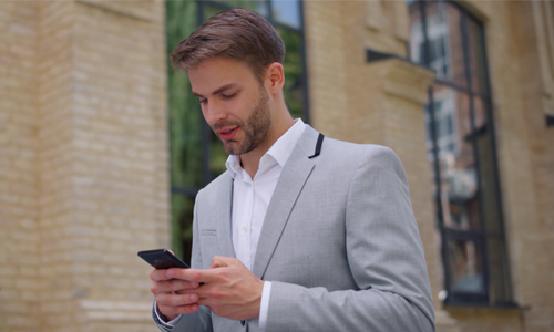 Un homme reçoit un SMS