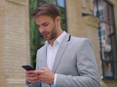 Un homme reçoit un SMS