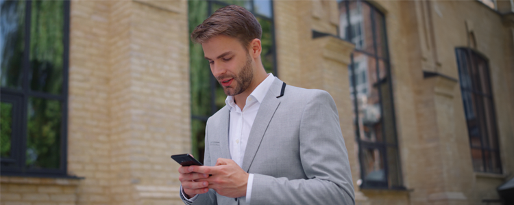 Un homme reçoit un SMS