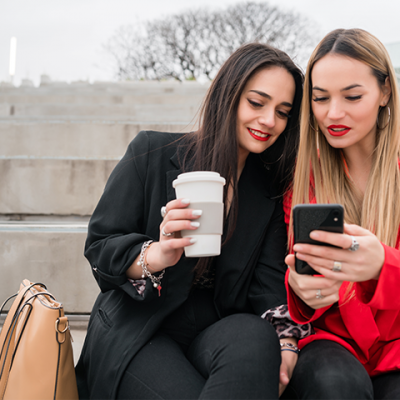 Deux femmes recevant un message RCS
