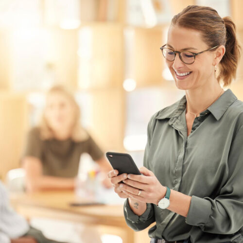 Femme utilisant un smarpthone
