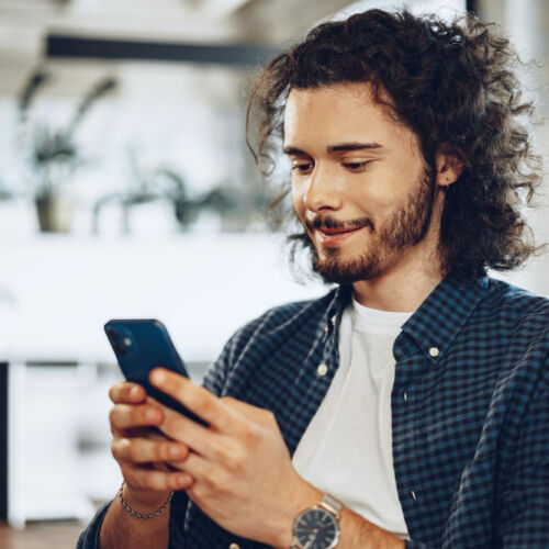 Homme recevant un SMS marketing