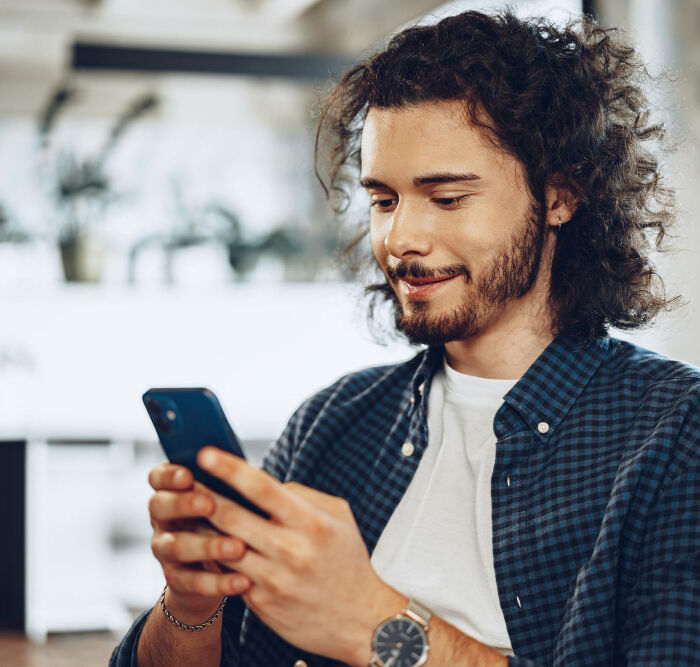 Homme recevant un SMS marketing