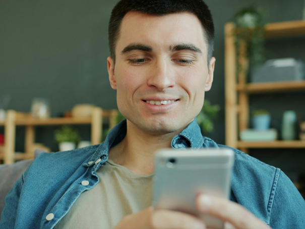 Un-homme-lisant-un-message-reçu-sur-son-smartphone