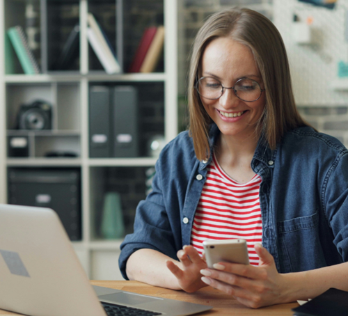 Une-gérante-d’entreprise-envoyant-des-messages-sur-smartphone