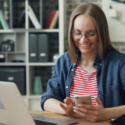 Une-gérante-d’entreprise-envoyant-des-messages-sur-smartphone