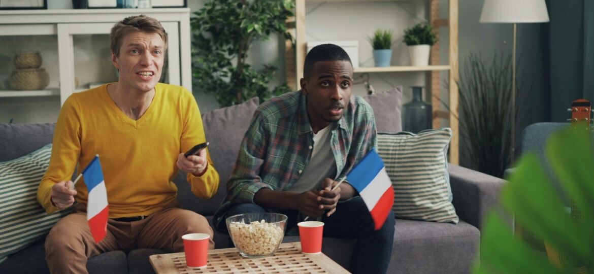 Deux amis devant un match de foot à la télévision