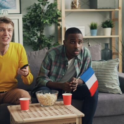 Deux amis devant un match de foot à la télévision