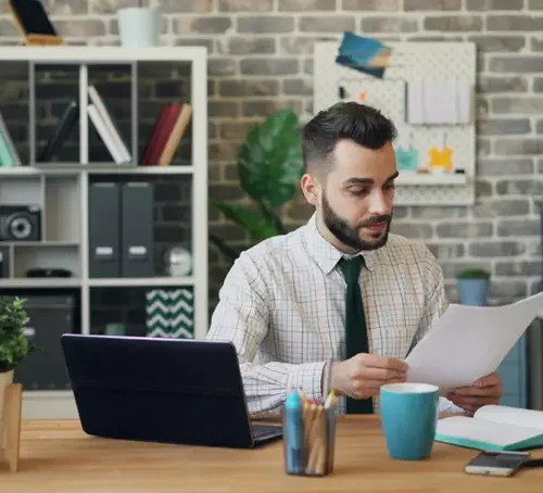 Un gérant d’entreprise consultant des données clients