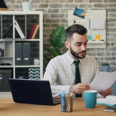 Un gérant d’entreprise consultant des données clients