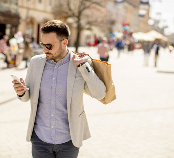 Homme faisant les magasins